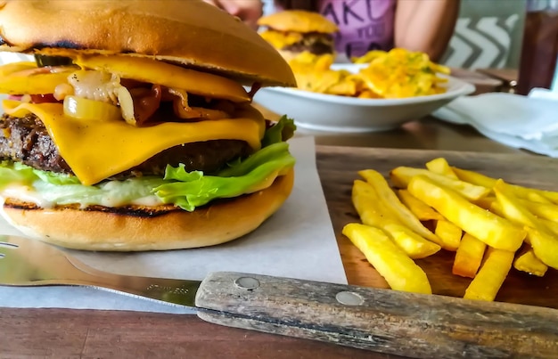 Burger avec des frites sur la table