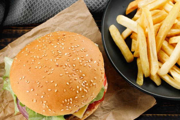 Burger avec frites vue de dessus