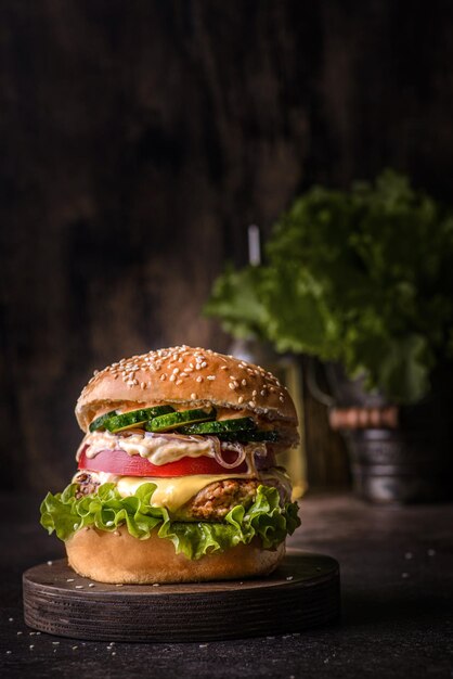 burger avec fromage et salade