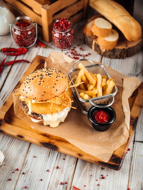 Burger avec galette de boeuf et trois types de fromage