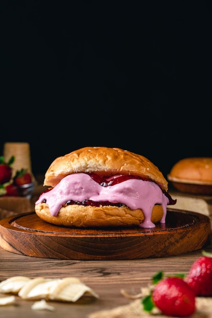 Burger avec glace à la fraise Sandwich à la crème glacée sur fond de bois