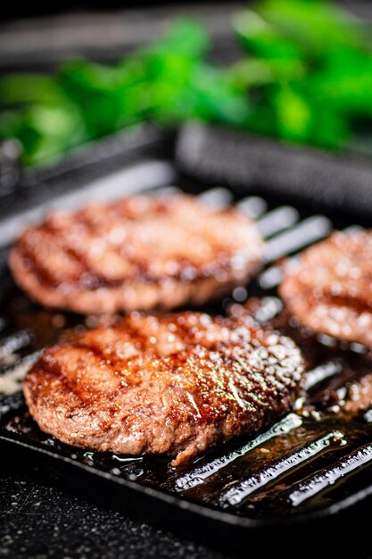 Photo burger grillé dans une poêle