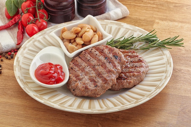 Un burger grillé avec de la sauce et des haricots.