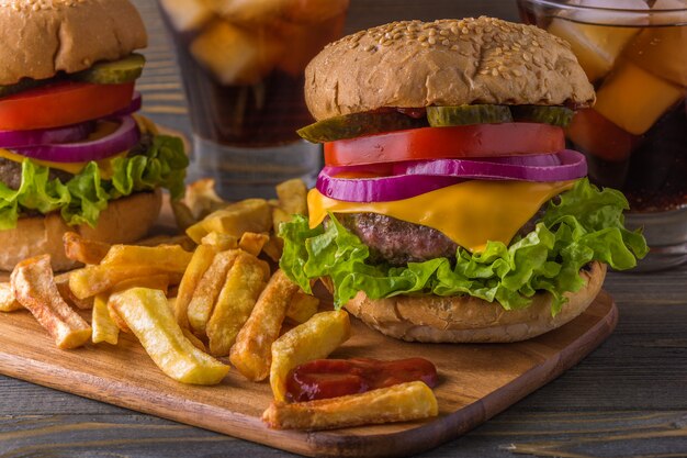 Burger, hamburger avec frites et légumes frais.