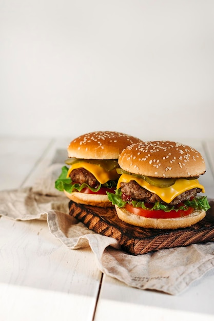 Burger juteux sur fond clair