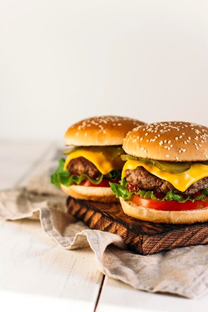 Burger juteux sur fond clair