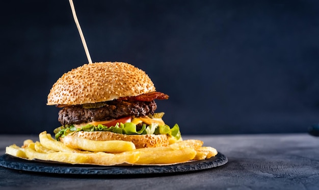 Burger juteux avec frites