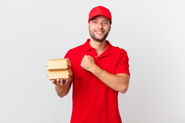 Burger livre un homme heureux et face à un défi ou en fête