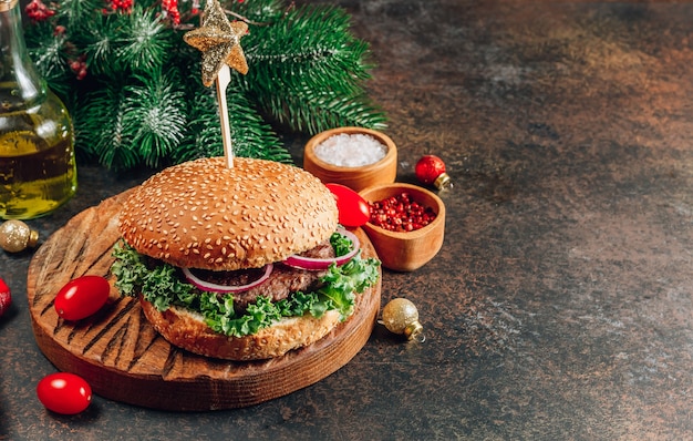 Burger maison avec boeuf black angus et légumes