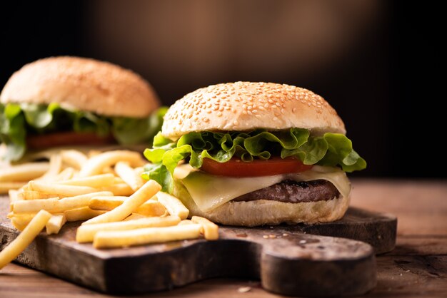 Burger maison sur fond de bois rustique. Fermer les détails