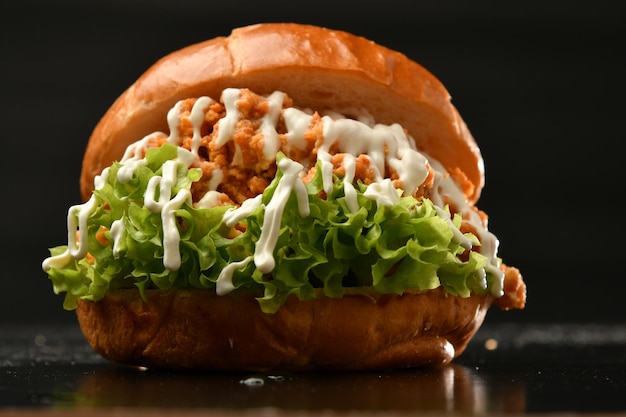 Un burger avec une mayonnaise dessus