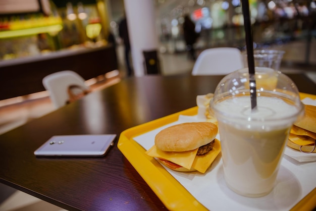 Burger et milk-shake frites sur la table au café