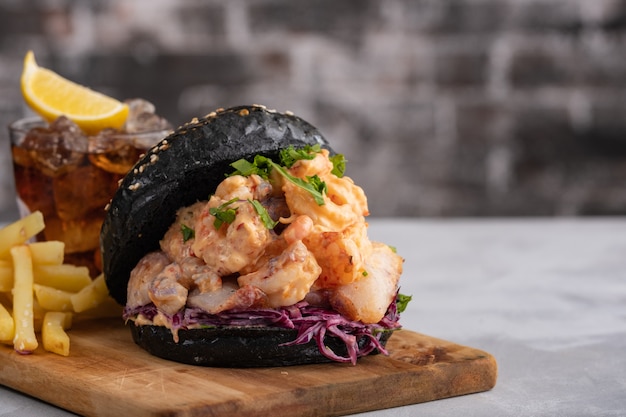 Burger noir au poisson et aux crevettes, Fishburger aux crevettes