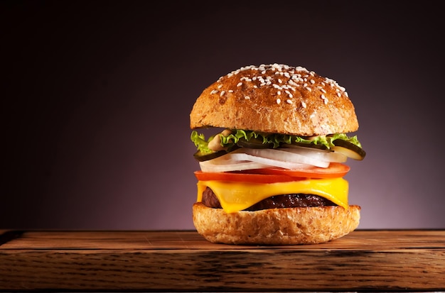 Burger sur une planche de bois