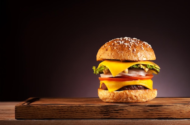 Burger sur une planche de bois