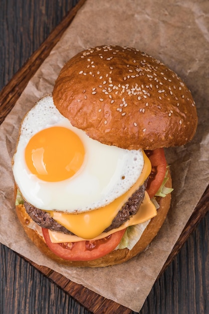 Burger sur une planche de bois