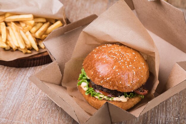 Burger sur une planche de bois