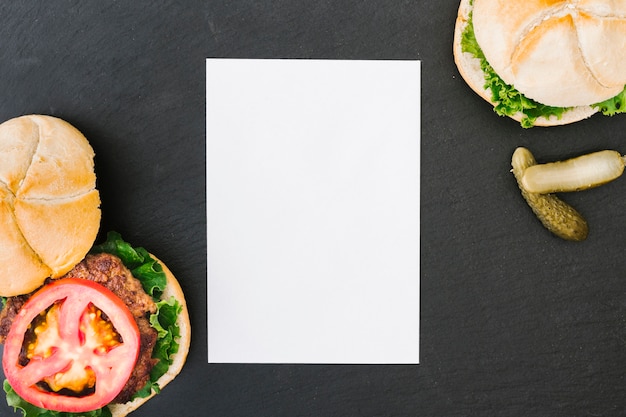 Burger à plat avec maquette en papier