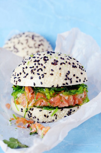 Burger de poisson au tartare de saumon et wakame Hiashi sur pain vapeur