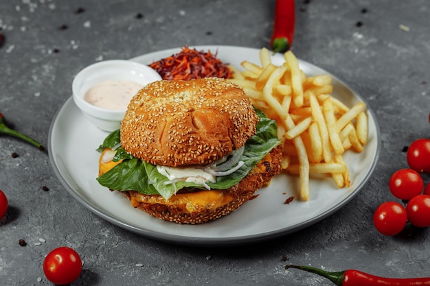 Burger de poisson frais et frit aux légumes