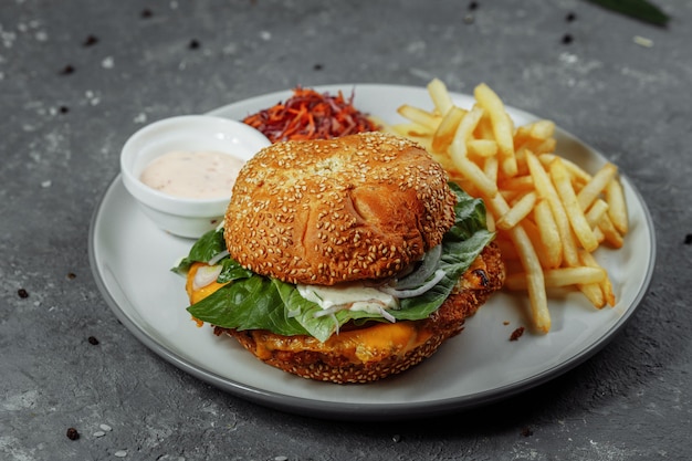 Burger de poisson frais et frit avec des légumes.