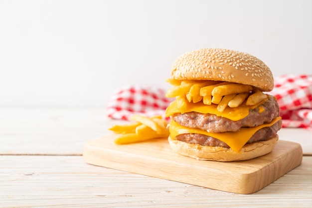 Burger de porc au fromage et frites