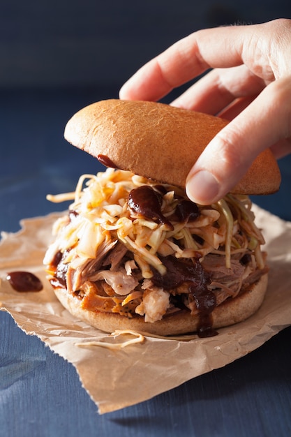 Burger De Porc Effiloché Fait Maison Avec Salade De Chou Et Sauce Barbecue