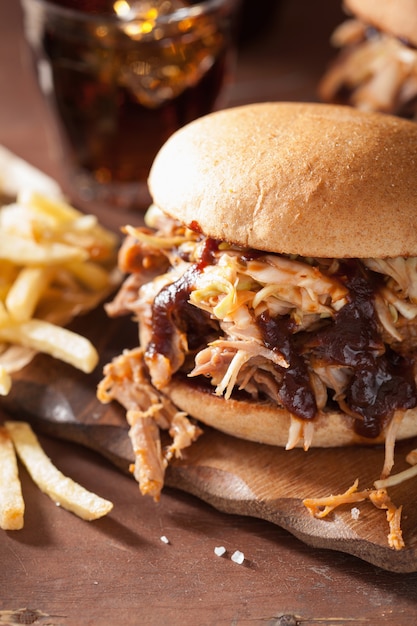 Burger de porc effiloché fait maison avec salade de chou et sauce barbecue