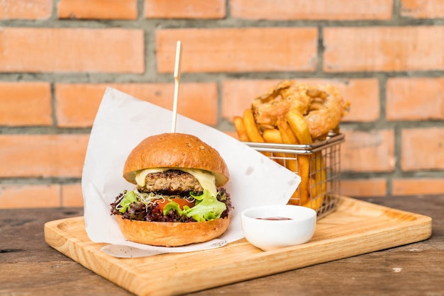 Burger De Porc Avec Rondelles D'oignon Et Frites