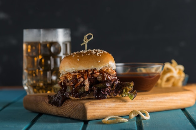 Burger Poulet à la bière d'oignons frits et sauce barbecue