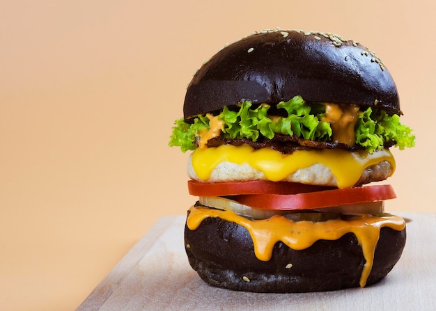 Burger de poulet dans un petit pain noir