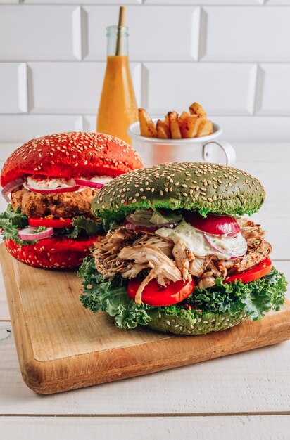 Burger de poulet divers fait maison avec des petits pains colorés