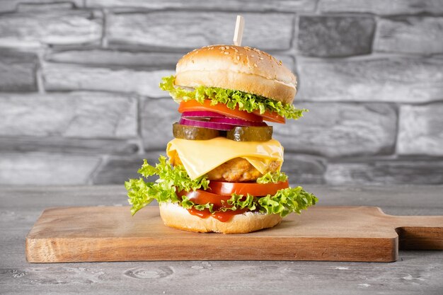 Burger de poulet frais et savoureux sur table en bois