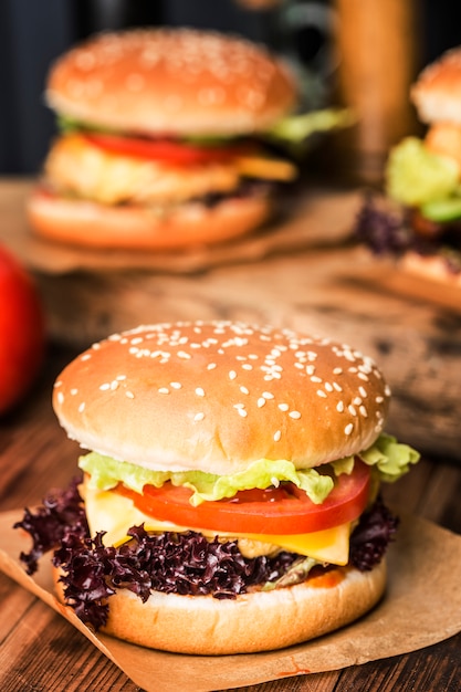 Burger de poulet frais sur table en bois