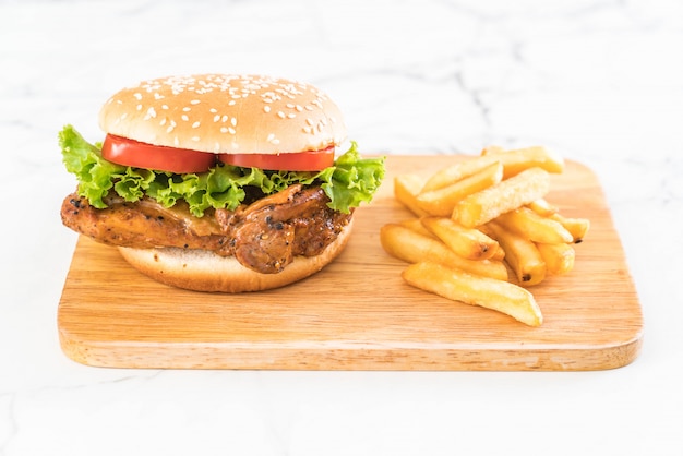 burger de poulet grillé avec frites