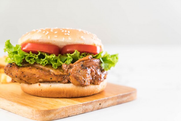 burger de poulet grillé avec frites