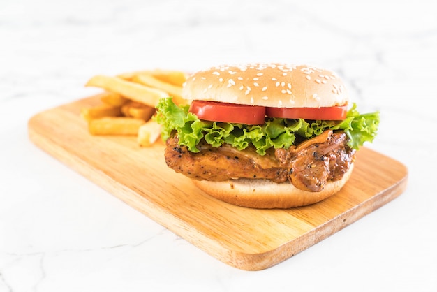 burger de poulet grillé avec frites