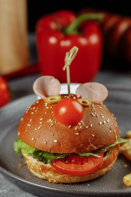 Burger pour enfants en forme de souris. Burger du menu enfant avec frites et sauce.