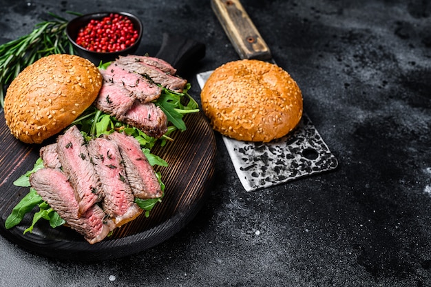 Burger de rôti de bœuf à la charcuterie traditionnelle avec oignon, cornichon, roquette et épinards