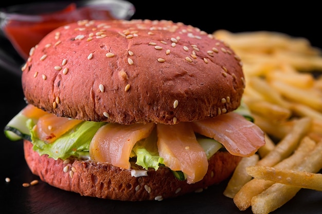 Burger rouge avec laitue saumonée et concombre
