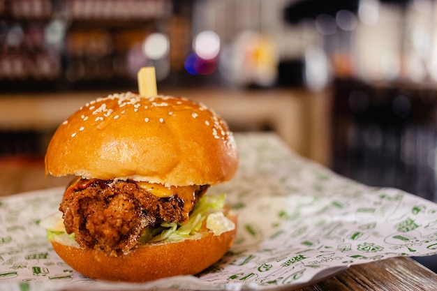 Burger de rue avec poulet grillé