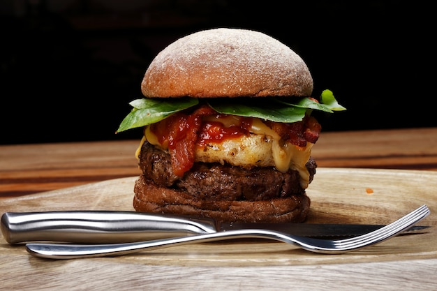 Burger avec salade de pommes de terre au fromage