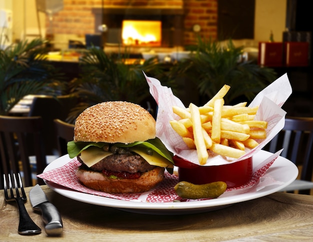 Burger avec sauce à la viande et sauce spéciale