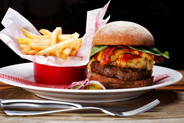 Burger avec sauce à la viande et sauce spéciale