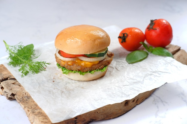 Burger savoureux frais sur fond blanc