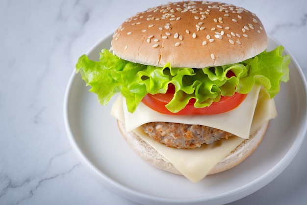 burger savoureux frais sur fond blanc