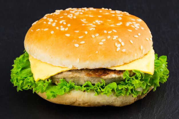 Burger savoureux frais sur fond noir