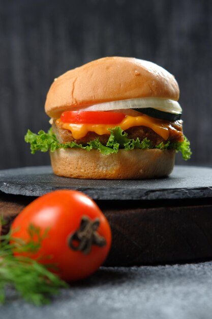 Burger savoureux frais sur fond sombre