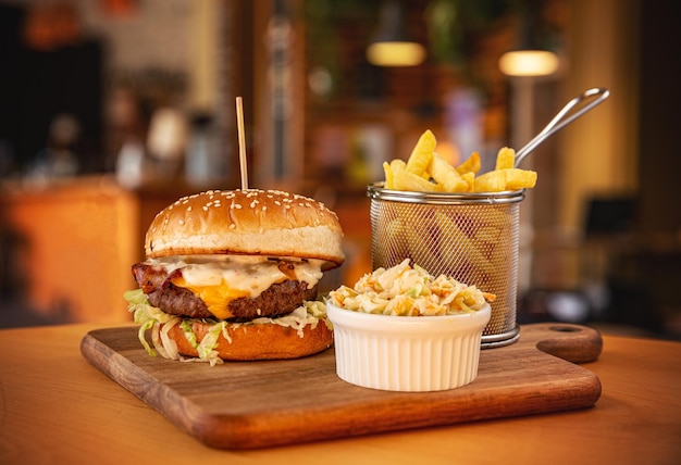 Burger savoureux avec des frites