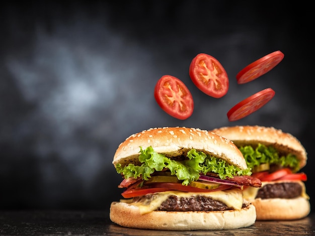 Burger savoureux à la tomate